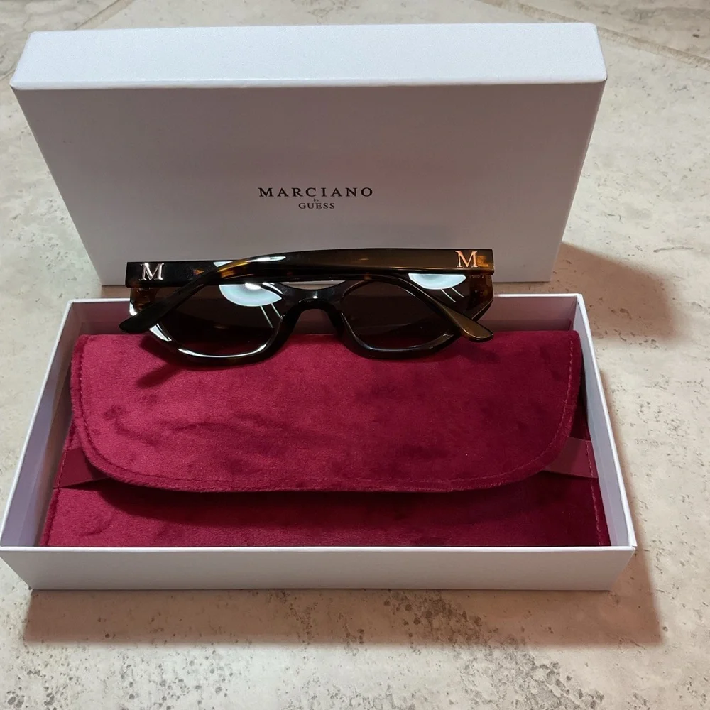 NIB Guest jeweled sunglasses, “Marciano“ black frames, velvet case